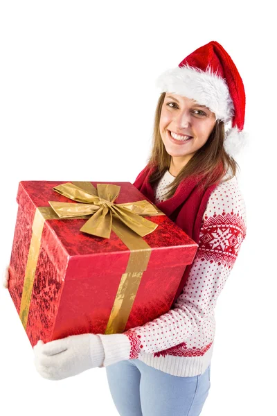 Mujer joven sosteniendo un regalo mientras sonríe a la cámara — Foto de Stock