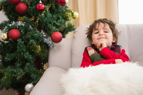 Świąteczny chłopiec uśmiecha się do kamery — Zdjęcie stockowe