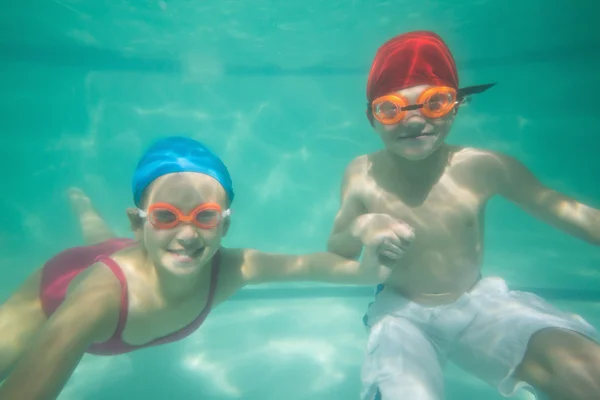 귀여운 아이 들 수영장에서 수 중 포즈 — 스톡 사진