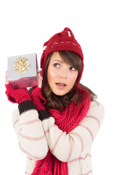 Joven mujer sacudiendo su regalo — Foto de Stock