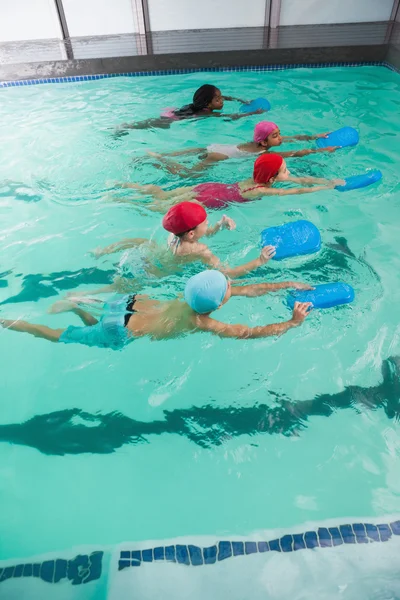 Kinderen in het zwembad — Stockfoto