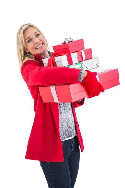 Feestelijke blonde houden vele geschenken — Stockfoto