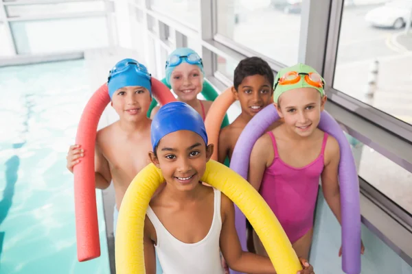 Graziosa classe di nuoto sorridente a bordo piscina — Foto Stock