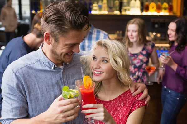 Happy couple drinking cocktails together — Stock Photo, Image