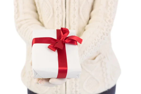 Gros plan d'une femme festive offrant un cadeau — Photo