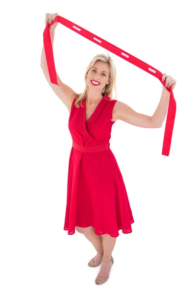 Élégante blonde en robe rouge tenant foulard — Photo