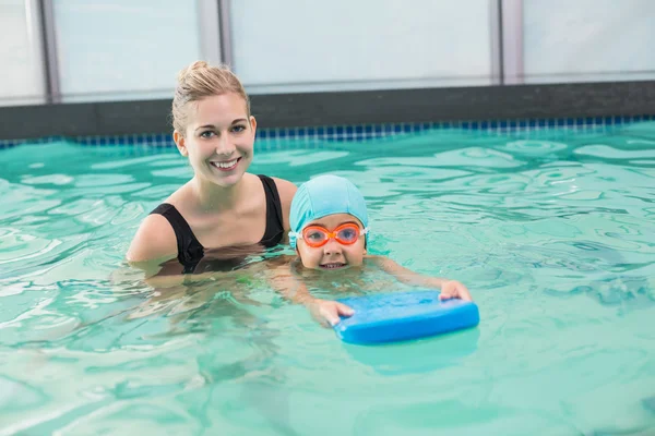 Schattige kleine jongen leren om te zwemmen met coach — Stockfoto