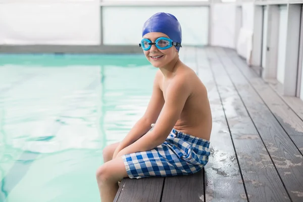 Roztomilý malý chlapec sedí u bazénu — Stock fotografie