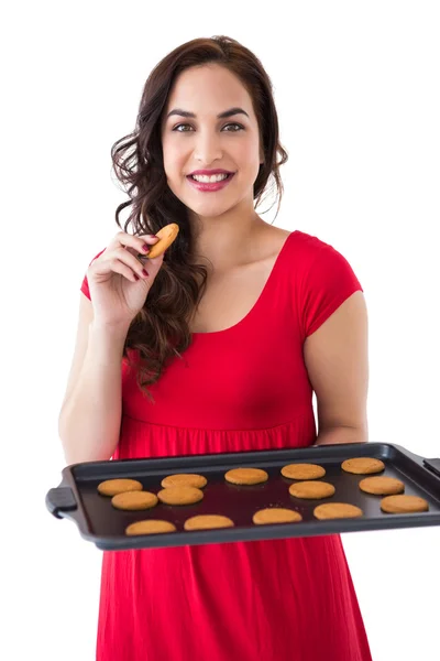 Lachende blonde eten warm cookies — Stockfoto