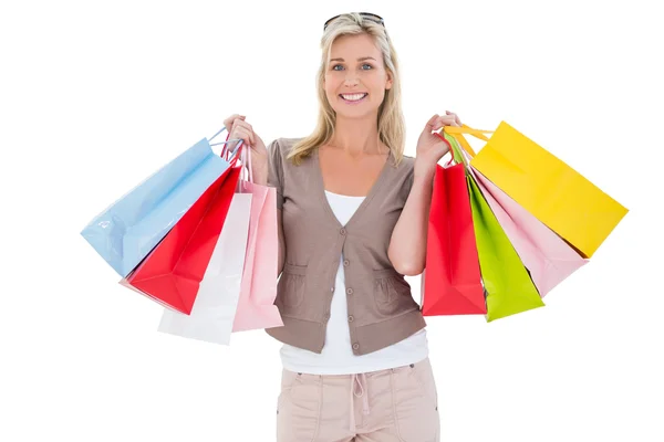 Feliz rubia sosteniendo bolsas de compras — Foto de Stock