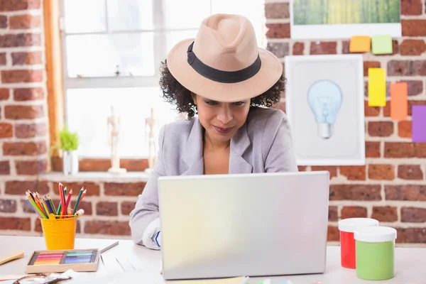 Progettista d'interni femminile utilizzando laptop — Foto Stock