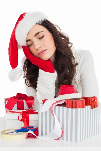 Cabello castaño en santa hat napping — Foto de Stock