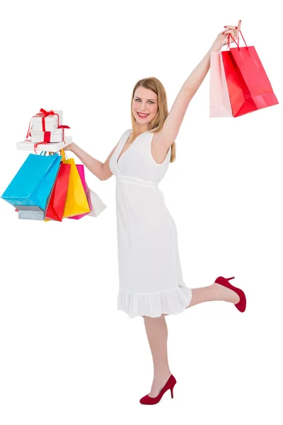 Elegante rubia con bolsas de compras y regalos — Foto de Stock