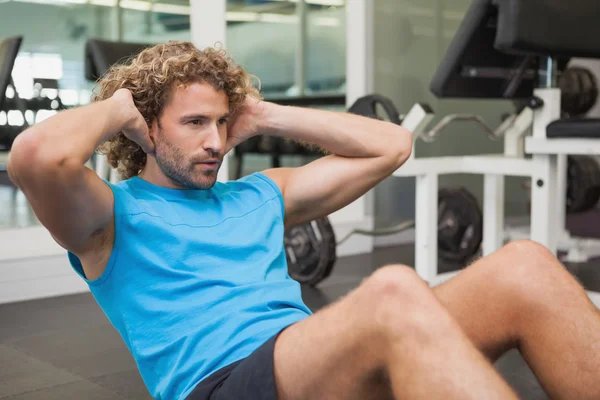 Man doing abdominal crunches in gym — Stock Photo, Image