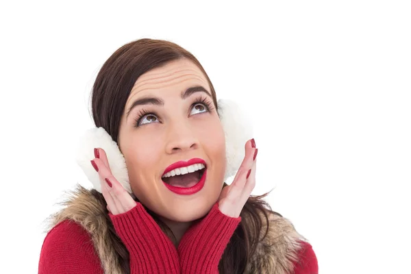 Překvapený bruneta v zimní oblečení — Stock fotografie