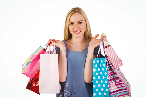 Bastante joven rubia sosteniendo bolsas de compras —  Fotos de Stock