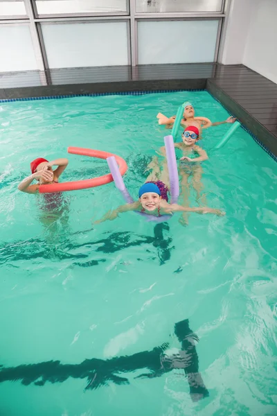 Barnen i poolen — Stockfoto