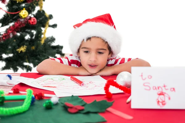 Праздничный маленький мальчик пишет список желаний — стоковое фото
