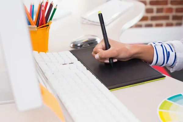 Main en utilisant le numériseur dans le bureau — Photo