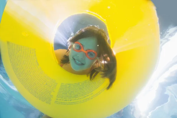 Ragazzo carino in posa sott'acqua in piscina — Foto Stock