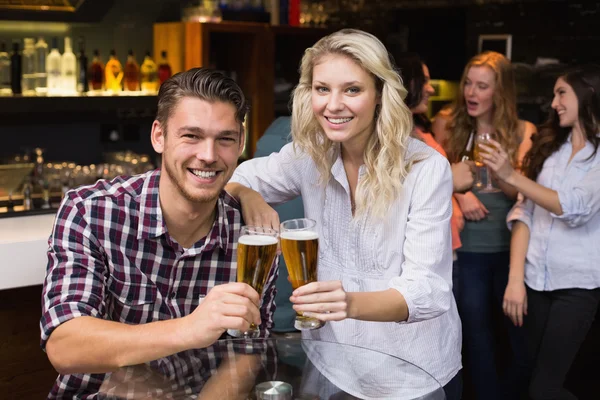 Jong koppel heeft in een drankje samen — Stockfoto