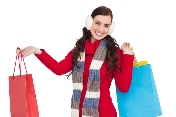 Brunette in winter kleding bedrijf shopping tassen — Stockfoto