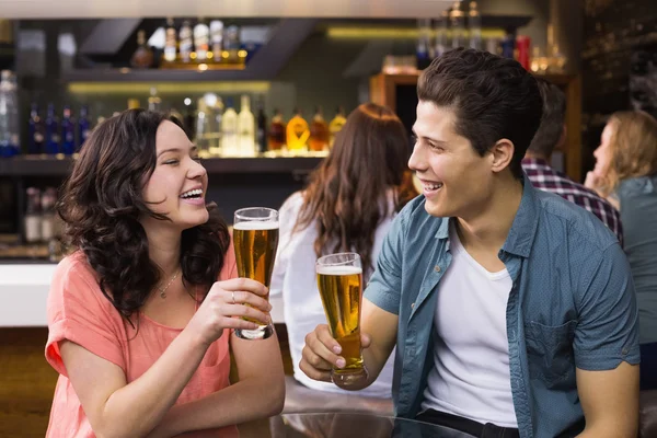 Jeune couple prenant un verre ensemble — Photo