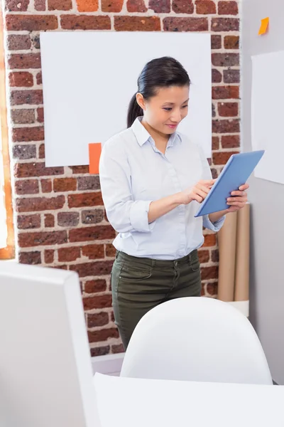 Mulher de negócios usando tablet digital — Fotografia de Stock