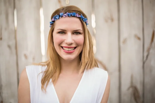 Usměvavá blonďatá žena nosí čelenku — Stock fotografie