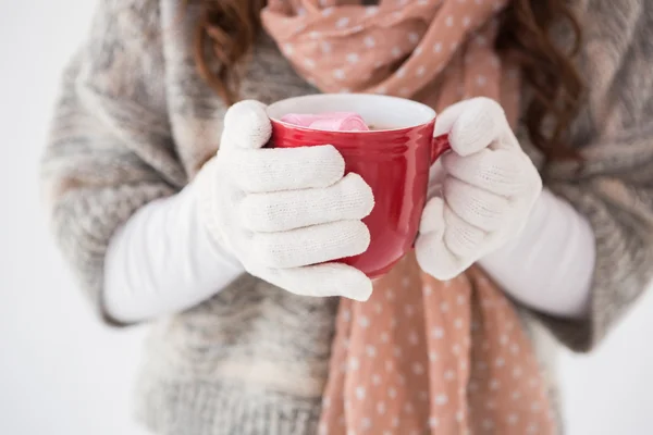 Frau in Winterkleidung hält Becher in der Hand — Stockfoto