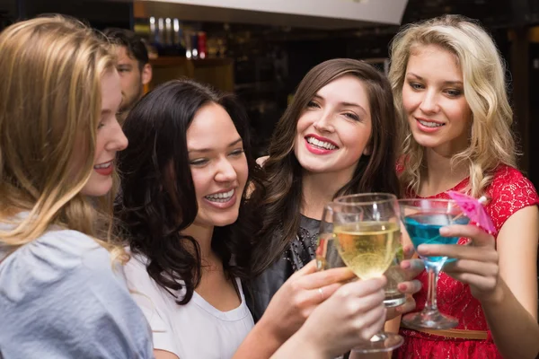 Des amis heureux prenant un verre ensemble — Photo