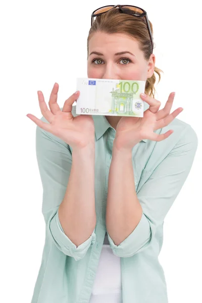 Pretty woman showing an one hundred euro note — Stock Photo, Image