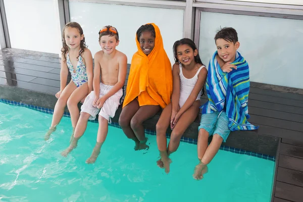 Bambini piccoli seduti a bordo piscina — Foto Stock