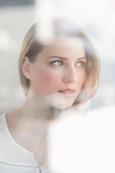 Retrato de una mujer rubia pensativa mirando hacia otro lado —  Fotos de Stock