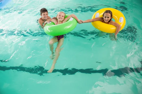 Barnen i poolen — Stockfoto