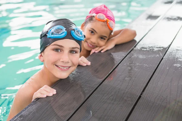 Schattig zwemmen klasse in het zwembad — Stockfoto