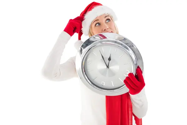 Rubia festiva sosteniendo un reloj —  Fotos de Stock