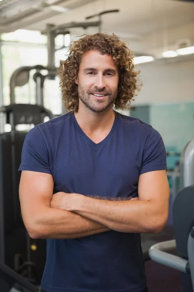 Guapo entrenador con los brazos cruzados — Foto de Stock