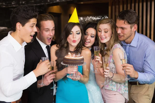 Amigos atraentes comemorando um aniversário — Fotografia de Stock