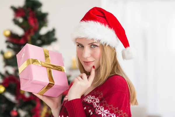 Festliche Frau steht mit einem rosa Geschenk — Stockfoto