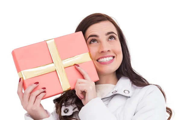 Portrait of a happy brunette holding gift — Stock Photo, Image