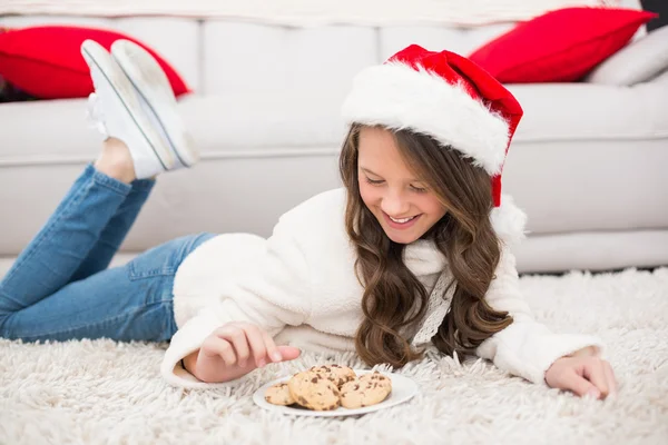 Niña festiva comiendo galletas —  Fotos de Stock