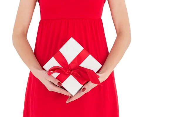 Mujer en vestido rojo sosteniendo regalo — Foto de Stock