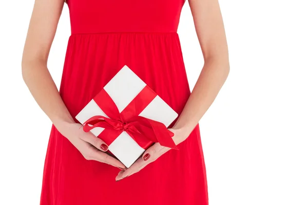 Mulher de vestido vermelho segurando presente — Fotografia de Stock