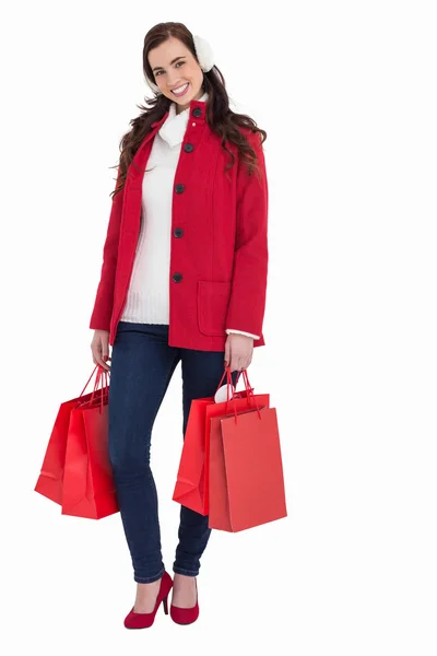Morena feliz em roupas de inverno segurando sacos de compras — Fotografia de Stock