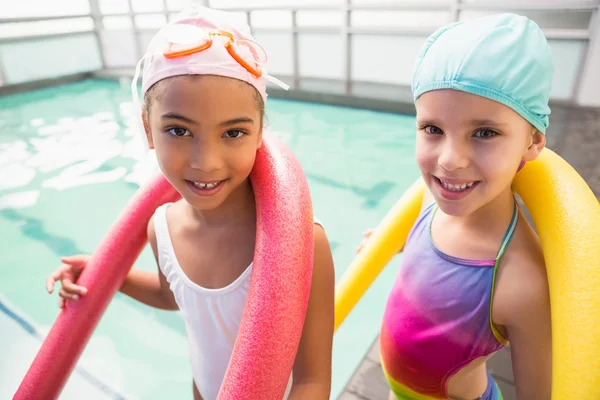 Carino bambine sorridenti a bordo piscina — Foto Stock
