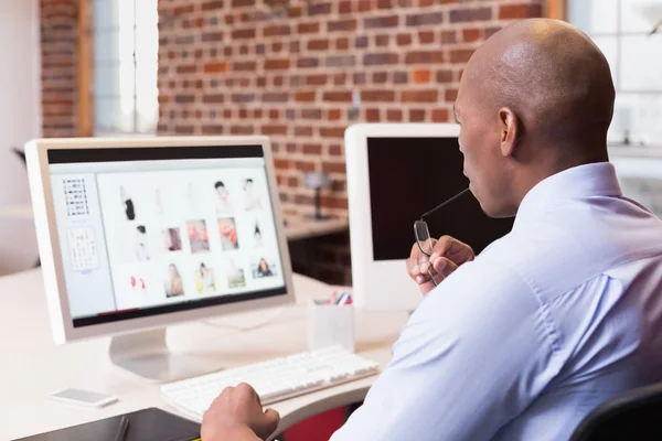 Businessman looking at computer monitor — Stock Photo, Image