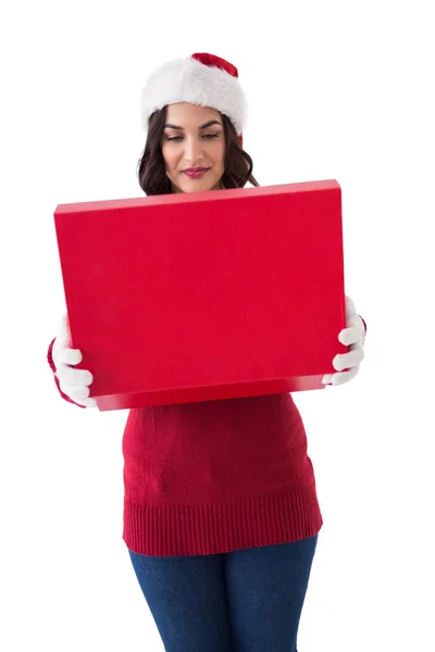 Lachende brunette in winterkleren geschenk openen — Stockfoto