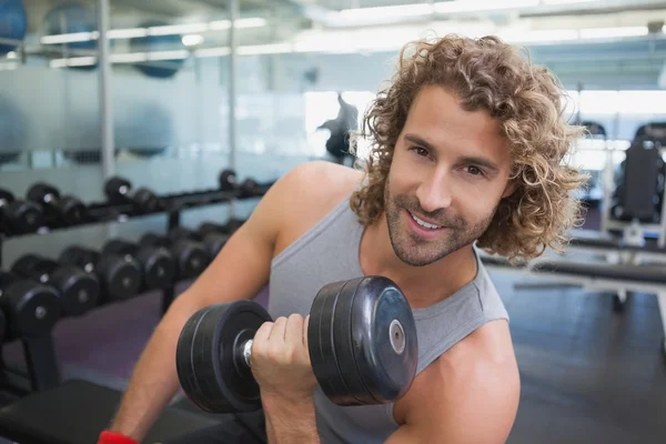 Hombre haciendo ejercicio con la mancuerna en el gimnasio —  Fotos de Stock