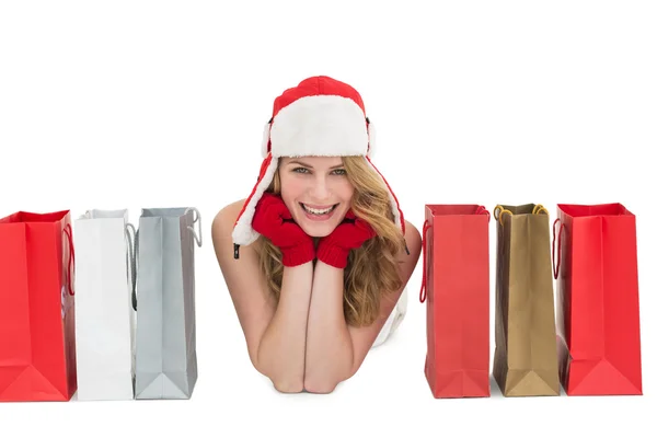 Mujer sonriente acostada entre bolsas de compras —  Fotos de Stock